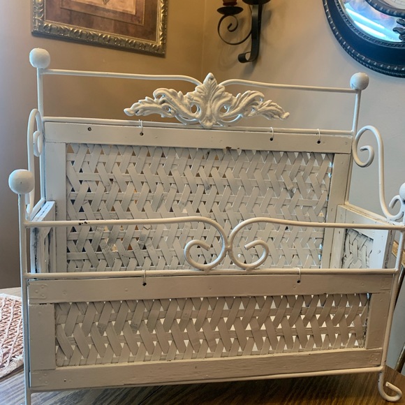 Metal / wood footed basket - - Picture 8 of 15